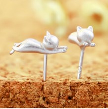 ARETES-gato-estirado-plateado